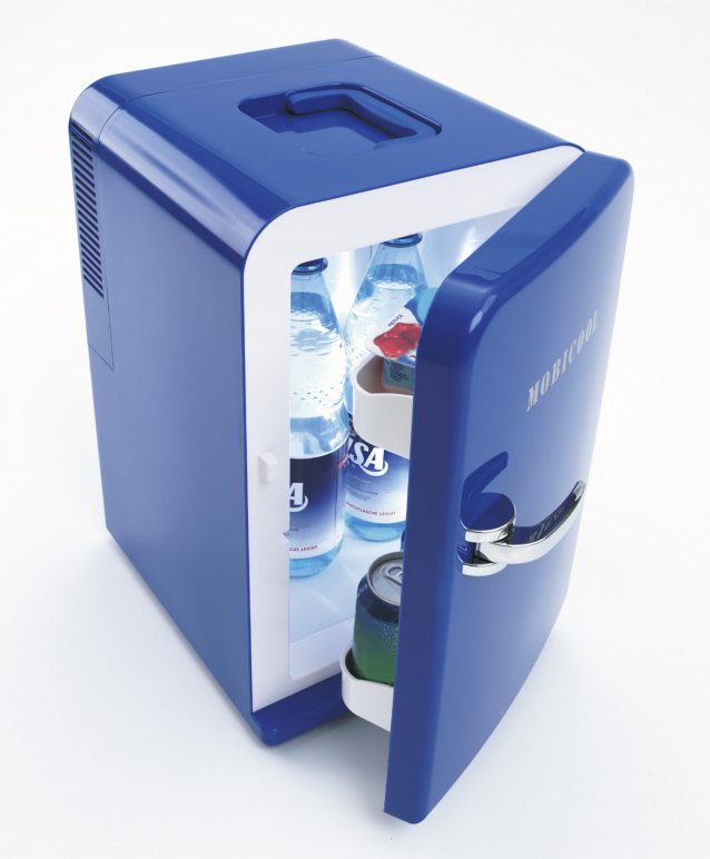 Mobicool F15 retro mini hűtő (15 literes)A csomagtartóba rögzíthető retro külsejű mini hűtőszekrény. A hölgyeknek nagy kedvence! Nem csak piros, hanem kék, ezüst és átlátszó színekben is kapható! Már 4 x 1.5 literes palack is belefér állítva!