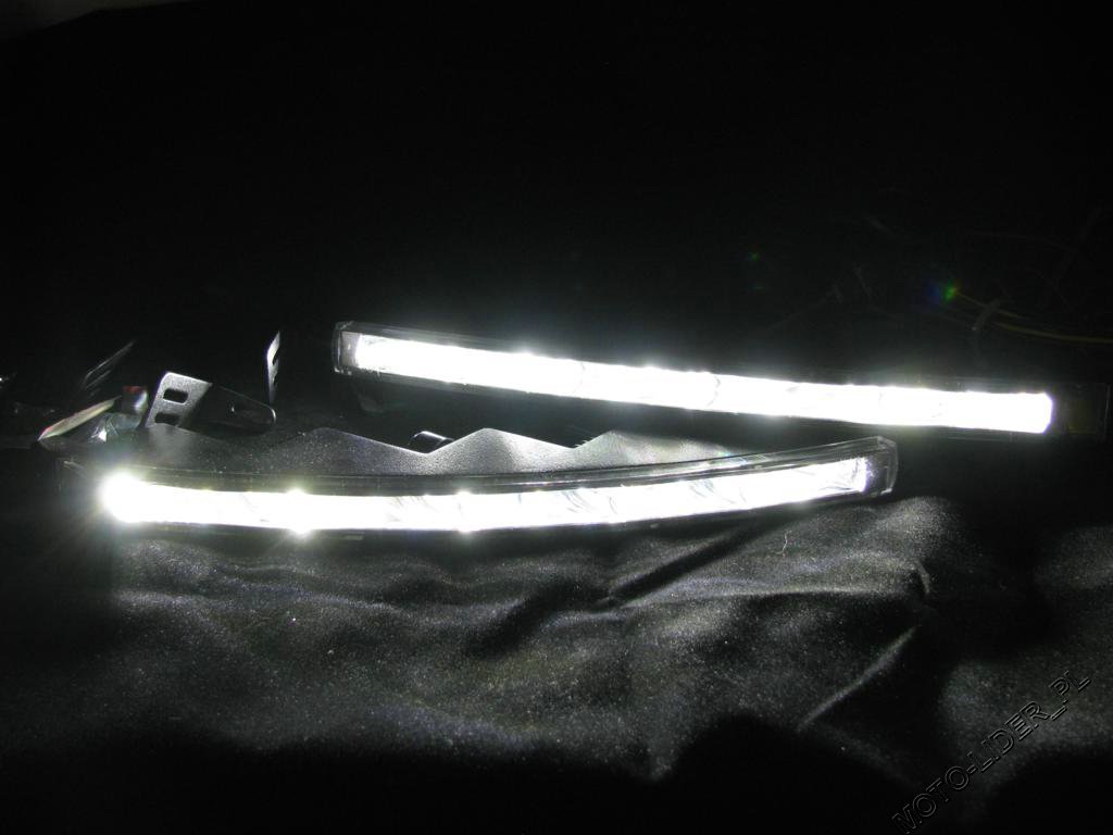 30 cm hosszú íves menetfény világít